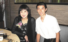 与香港明星朱咪咪合影