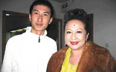与香港明星薛家燕合影