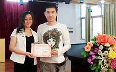 佛山惠景小学校长亲自颁发聘书邀请王磊老师帮助学校组建小学管乐团及专业培训做为学校的常年校外艺术指导专家
