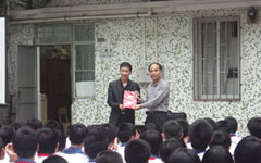 广东知用中学校长亲自颁发聘书邀请王教授