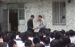 广东知用中学校长亲自颁发聘书邀请王教授